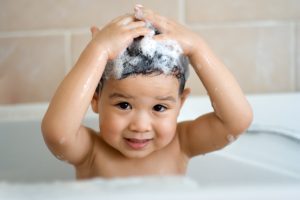 با کودکانی که با حمام کردن و شستن موها مشکل دارند چه باید کرد